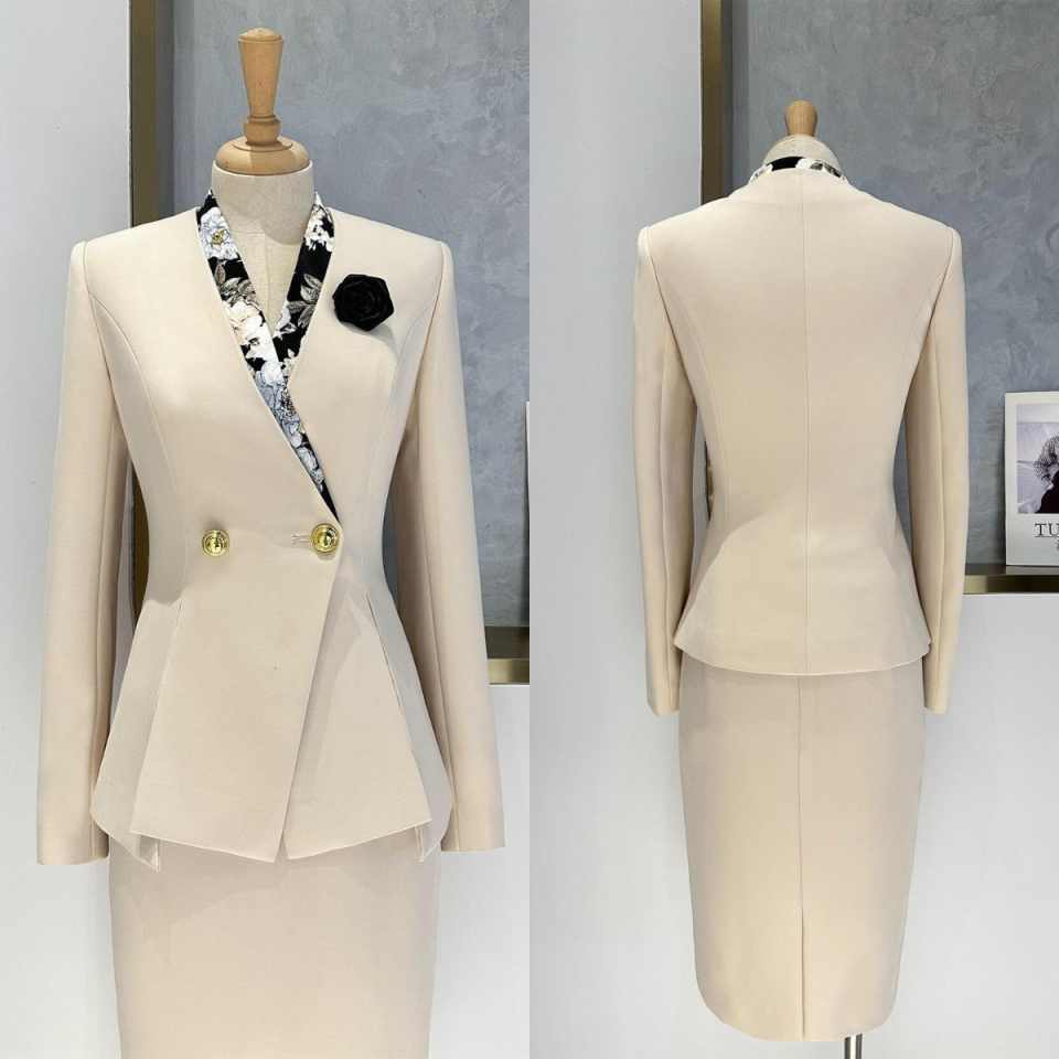 Women Formal Wear For Conference - ชุดสูทผู้หญิงทรงเพปลัมสุดหรู พร้อมเสื้อเบลเซอร์ปกเว้าและกระโปรงทรงดินสอยาวปานกลาง เหมาะสำหรับการสัมภาษณ์งานหรือการประชุมทางการ สามารถปรับแต่งได้
